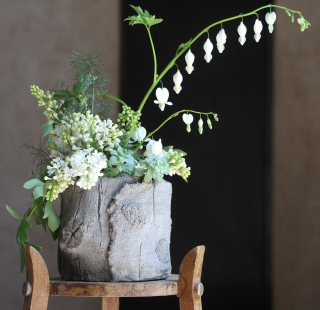 Bouquet de Cœur de Marie et Lilas dans pot en faux bois