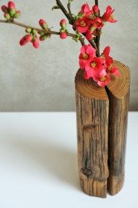 Soliflore en bois avec branche de cognassier à fleur